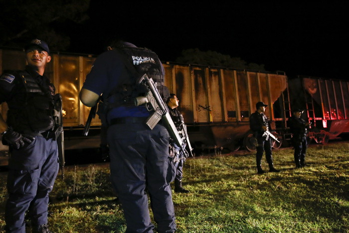 Metodele extreme la care recurg barbatii din America Centrala pentru a ajunge sa munceasca in SUA. Imagini socante