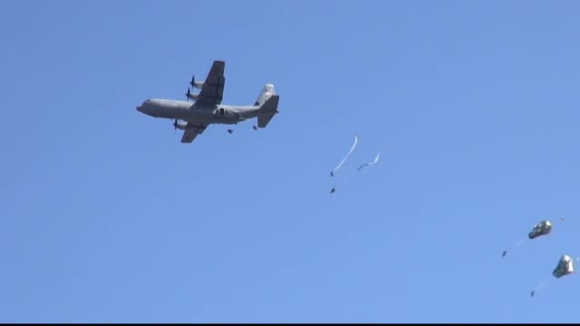 Trei parasutisti americani s-au ranit in timpul unui exercitiu in judetul Galati. Desfasurarea de forte a fost impresionanta