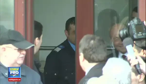 Traian Basescu a plecat de la Parchet, dupa doua ore de audieri. Fostul presedinte a spus ca nu se teme de lege