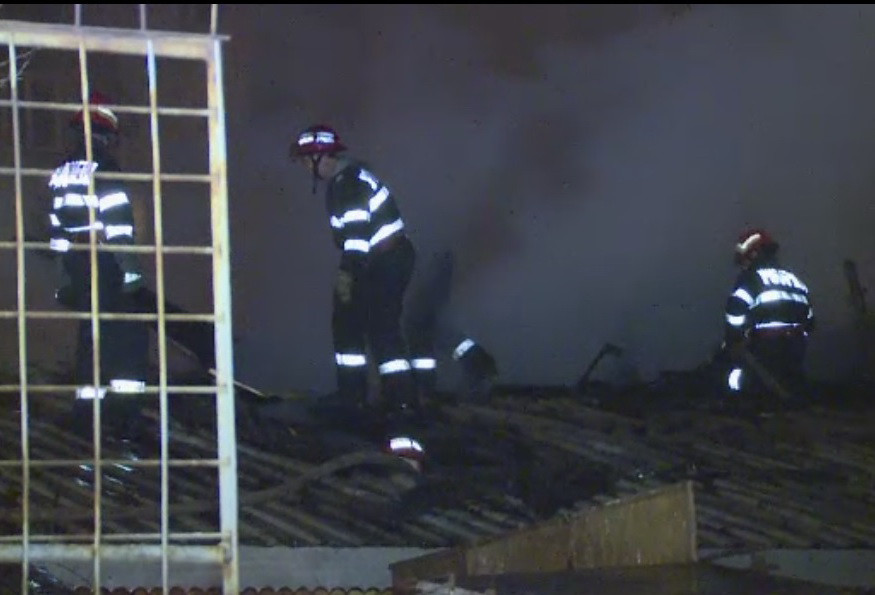 Trei familii din Bucuresti au ramas fara locuinte, dupa ce au fost distruse intr-un incendiu. Doua persoane, la spital