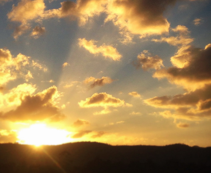 Vreme calda marti, cu mult soare in prima parte a zilei si ploi spre seara in unele regiuni. Prognoza meteo pana vineri