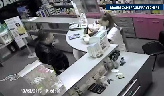 A rugat farmacista sa ii schimbe 500 de lei, iar intr-o clipa de neatentie a femeii, barbatul a lasat-o fara toti banii