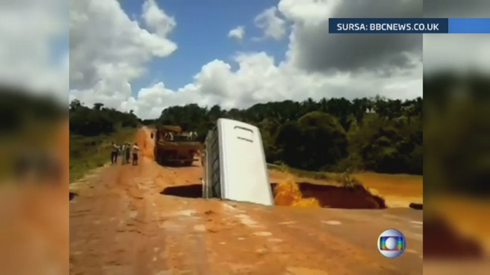 Un autobuz din Brazilia a fost "inghitit" de o groapa din sosea. Ce s-a intamplat apoi