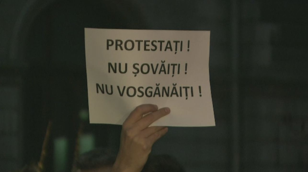 "Protestati, nu șovăiți". Cateva sute de persoane au protestat in Capitala dupa votul din Parlament in cazul Dan Sova