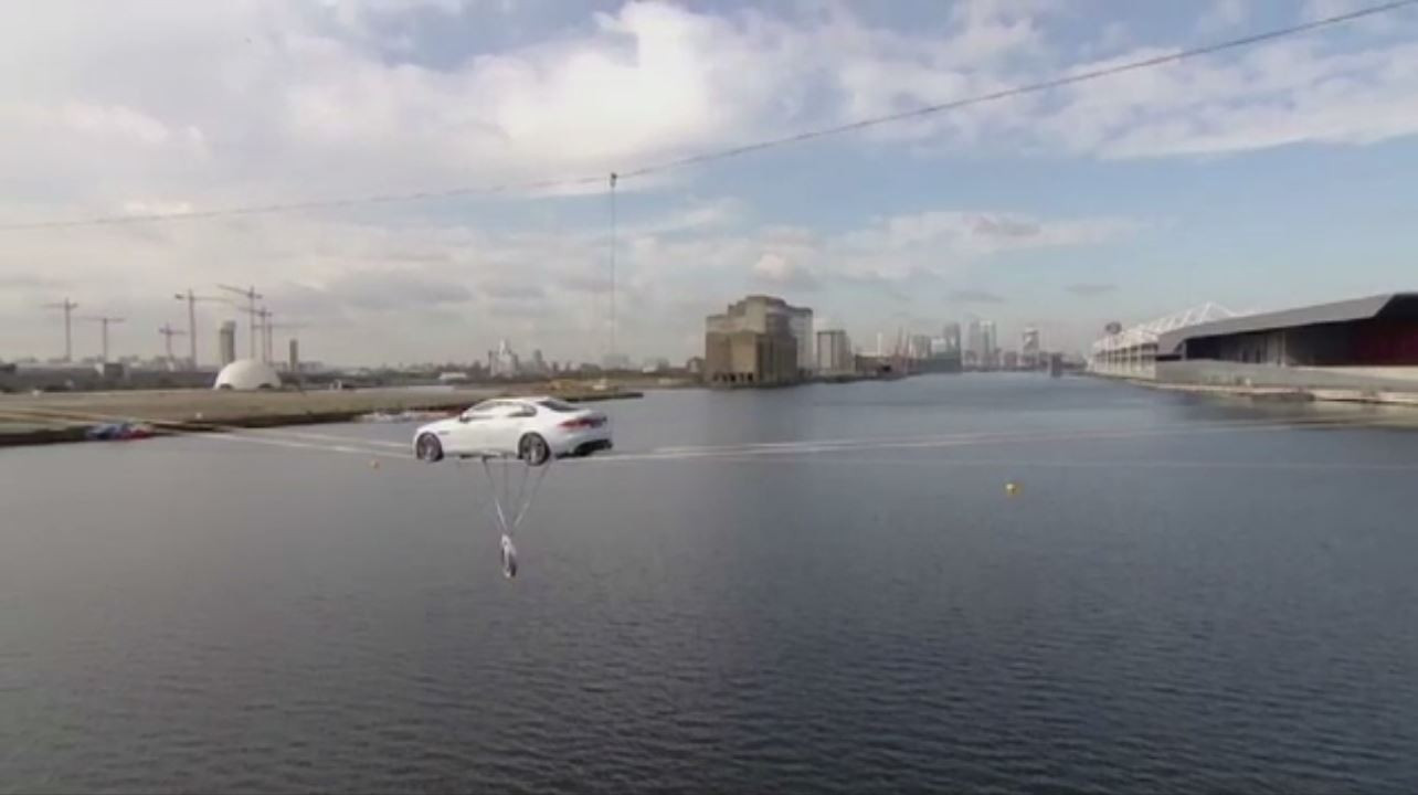 A trecut Tamisa cu Jaguarul. Constructorul auto si-a facut reclama si a stabilit un nou record, in acelasi timp