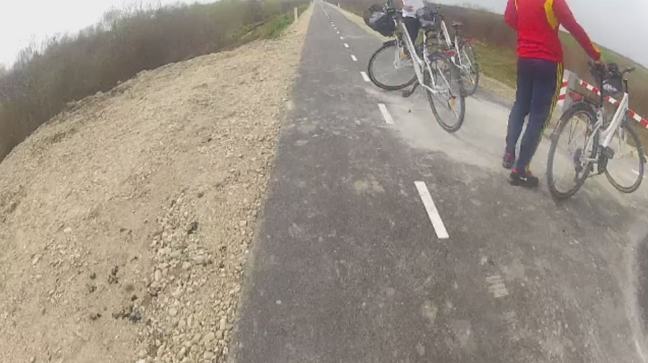 Pista de biciclete de 2,5 milioane de euro ce leaga Timisoara de Serbia, o "strambatura cu petice" care "te scutura"