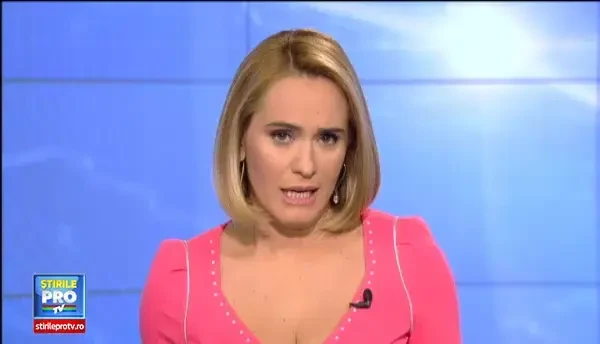 Un autobuz din Brazilia a fost inghitit de o groapa din sosea. Ce s-a intamplat mai departe