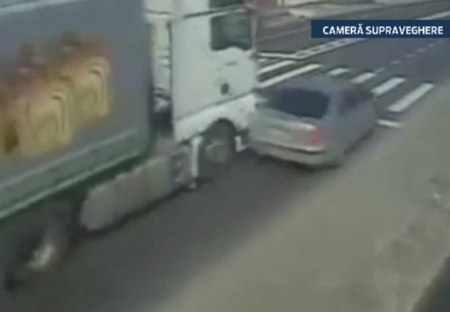 Accident cumplit, surprins de camere pe o sosea din Vrancea. Trei masini au fost implicate in incident