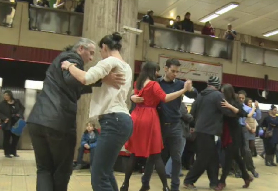 Flashmob caritabil la metroul din Capitala. Pasagerii au invatat sa danseze tango si au donat bani pentru bolnavii de cancer