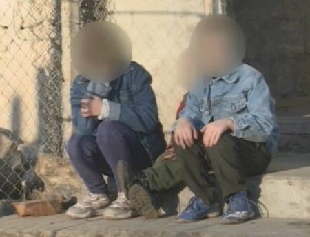 Asistenta maternala acuzata ca a batut si chinuit doi orfani pe care ii avea in grija. Chinurile cumplite indurate de copii