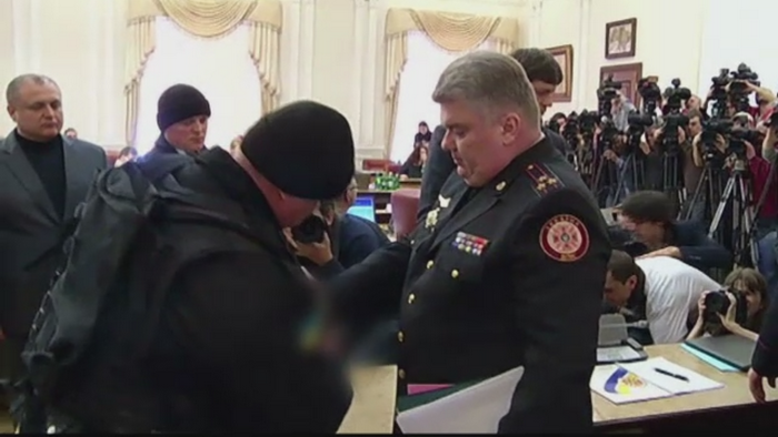 Doi oficiali ucraineni, acuzati de coruptie, au fost arestati in timpul sedintei de Guvern. "La fel vor pati toti"