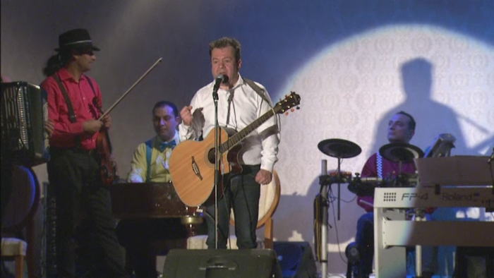 Vedeta din serialul "La Bloc" care a facut show ca solist. Ce presupune spectacolul care imbina comedia cu muzica