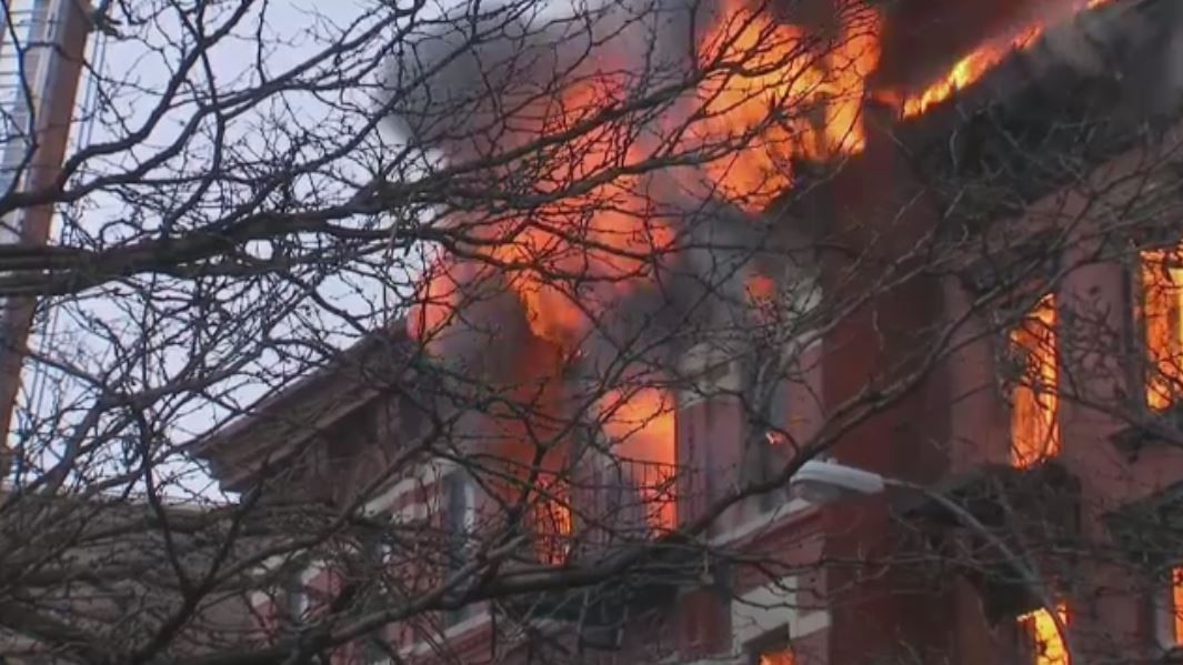 Incendiu de proportii in New York. Trei cladiri de locuinte s-au prabusit in urma unei explozii, iar 19 oameni au fost raniti