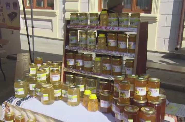 Aglomeratie la cel mai mare targ apicol din Romania. Printre produse - mierea de papadie, coriandru sau rapita