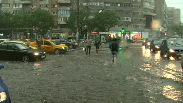 Avertizare ANM de ploi torentiale si temperaturi scazute in toata tara. De cand se incalzeste vremea