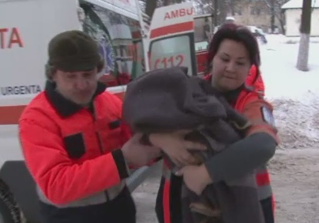 Un baietel de o luna din Vaslui a fost preluat de Protectia Copilului, dupa ce mama i-a pus viata in pericol de mai multe ori