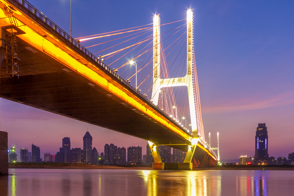 Un baietel de doi ani si-a convins tatal sa nu se sinucida. Scenele dramatice au avut loc pe marginea unui pod din China