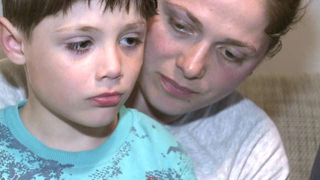 Parintii bebelusului ars intr-un incubator inca asteapta banii castigati in instanta. Chinul copilului nu s-a terminat inca