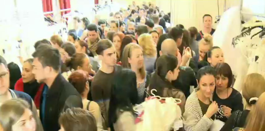 Sute de viitoare mirese au dat buzna in magazine, atrase de reducerile de pana la 90%: "Voiam sa o probez si eu pe aia"