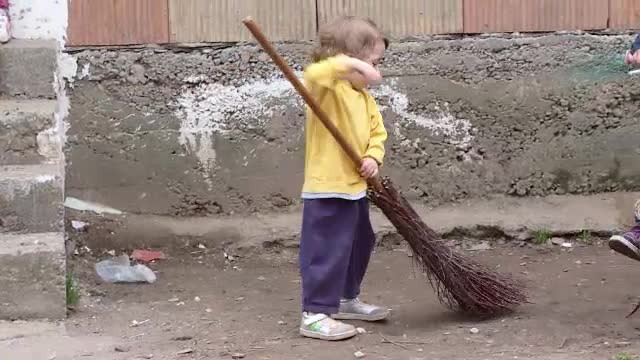 10 frati din Maramures, care se descurca greu, se roaga si anul acesta sa vina iepurasul: "Inainte am locuit intr-un grajd"