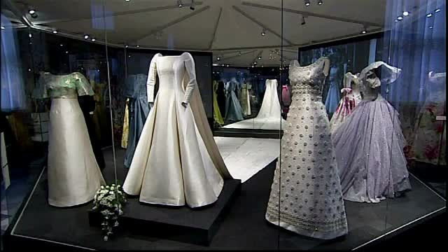 Vreti sa vedeti cum se imbraca o regina? Expozitie cu rochiile suveranei Margrethe a Danemarcei la Frederiksborg