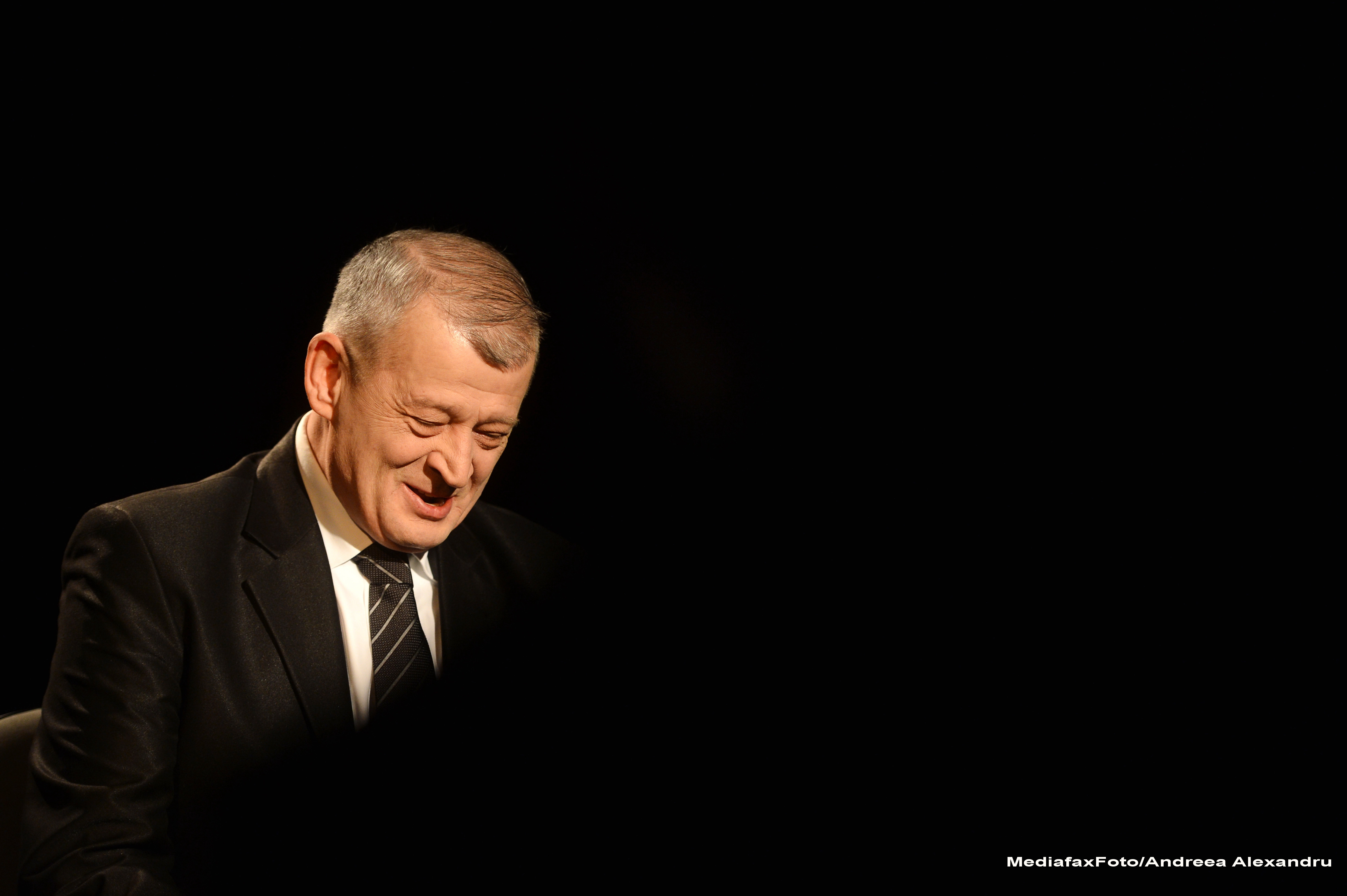 "Dupa 20 de ani". Reactia primarului Sorin Oprescu dupa ce i se arata o poza cu groapa "proaspata" de pe un bulevard cunoscut