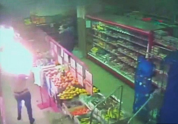 Camerele de supraveghere dintr-un supermarket din Rusia au surprins momentul socant in care un barbat ii da foc fostei sotii