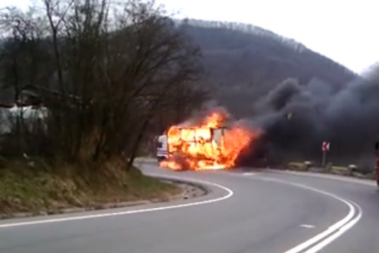 Un camion a fost cuprins de un incendiu violent, in apropiere de Piatra Craiului. Imaginile au fost surprinse de un sofer