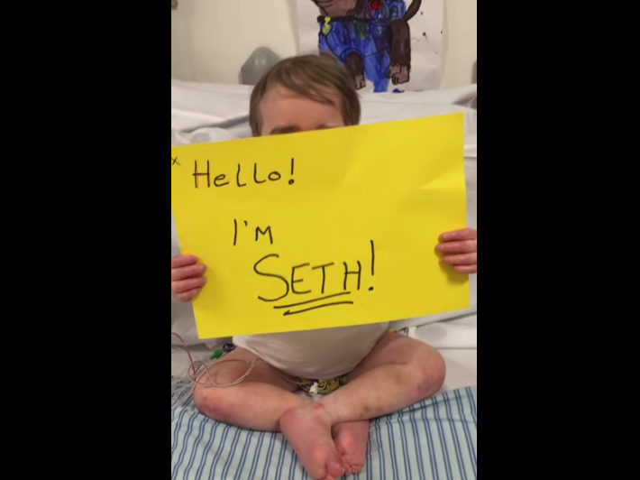 Un baietel de 5 ani se lupta cu o boala grava. Ce au facut zeci de mii de oameni pentru a-i alina suferinta e impresionant