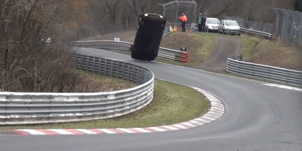Accident horror pe circuitul de la Nurburgring. Un spectator a murit dupa ce o masina s-a rasturnat si a rupt gardurile