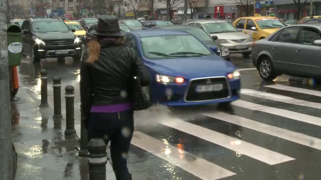 Zilele ploioase, cosmarul celor din Capitala. Pietonii fac slalom printre balti, iar soferii ii stropesc cu fiecare ocazie