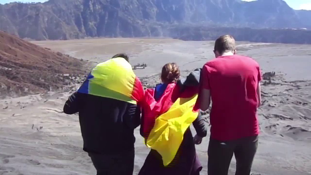 Din ce in ce mai multi romani pleaca la voluntariat in Africa. Cati bani scot anual din buzunar pentru a ajuta copiii sarmani