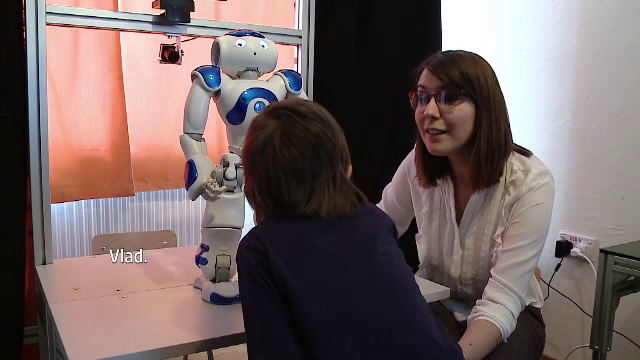 Roboterapia, metoda de tratare a copiilor cu autism din Cluj. Robotii interactioneaza in functie de reactiile micutilor