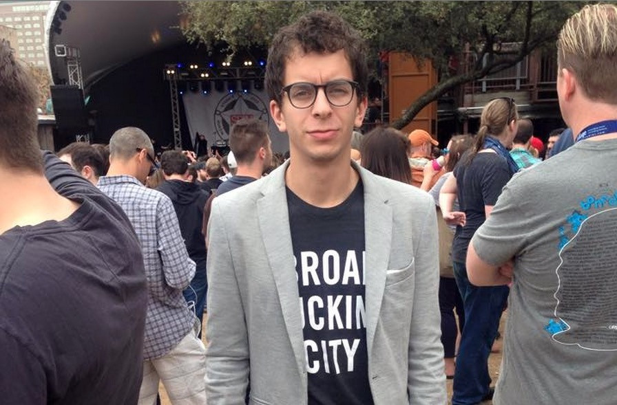 Un student a fost dat jos din avion dupa ce insotitorii de zbor i-au vazut tricoul. Ce scria pe imbracamintea tanarului