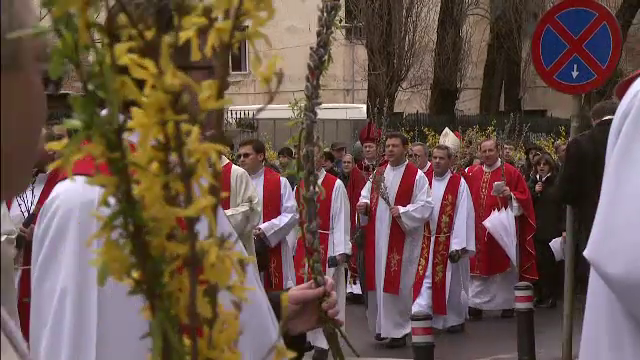 Mii de credinciosi catolici au participat la procesiunea de Florii din Capitala, in ciuda vremii mohorate