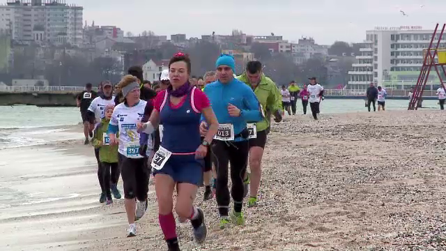 "Maratonul nisipului" a atras sute de concurenti de toate varstele, pe plaja de la Mamaia. Cei antrenati au alergat 42 de km