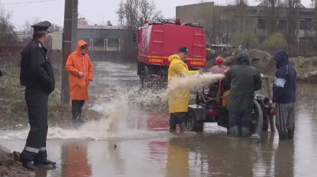 COD GALBEN de inundatii. Ploile au facut prapad la periferia Galatiului: oamenii dau vina pe canalizare