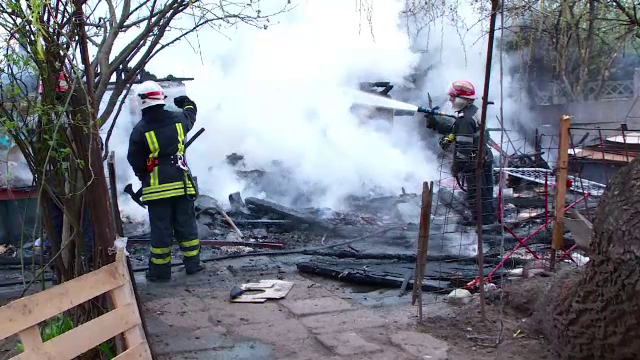 Un incendiu a mistuit locuinta modesta a unei familii cu sase copii, din Baia Mare. Micutii au scapat ca prin minune