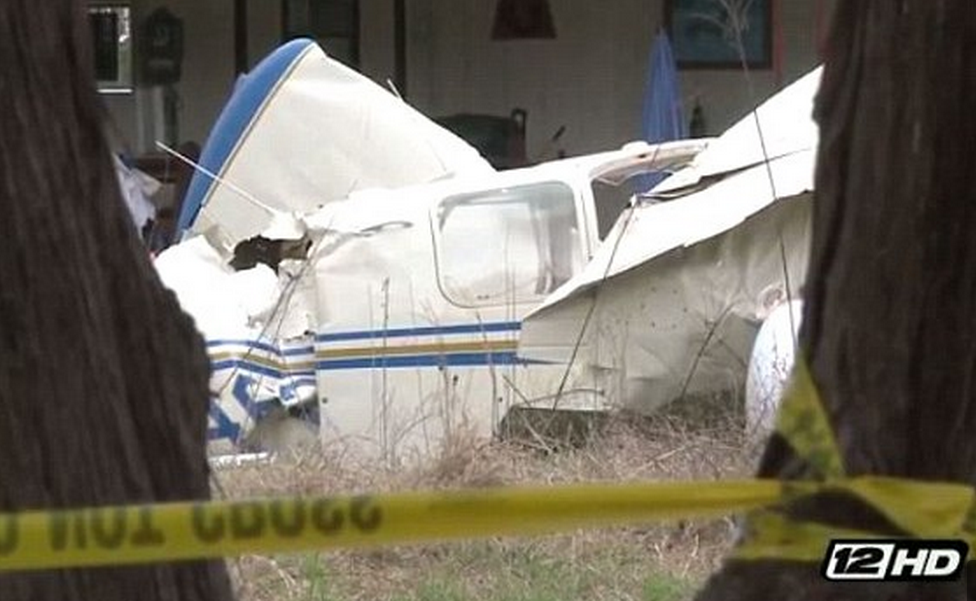 S-au uitat pe geam si au vazut cum un avion se prabuseste in curte. Un avion de mici dimensiuni a cazut peste o casa, in SUA