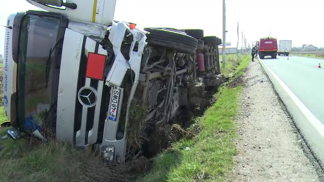 O cisterna cu 30 de tone de motorina s-a rasturnat pe DN71. Soferul a incercat sa evite o masina