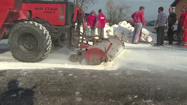 Un TIR incarcat cu zeci de tone de faina s-a rasturnat, langa Targu-Jiu. Soferului i s-a facut brusc rau la volan