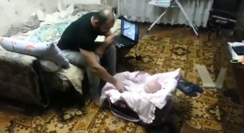 O pisica sare in apararea unui bebelus "agresat" de tata, in timp ce se afla in patutul sau. VIDEO