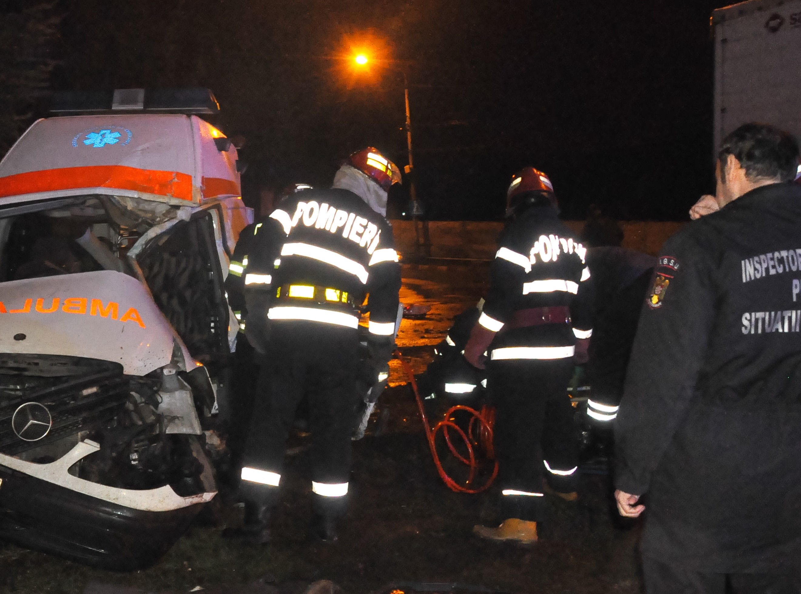 Trei raniti dupa ce o ambulanta s-a rasturnat in Caransebes. Soferita unei autoutilitare s-a ales cu dosar penal