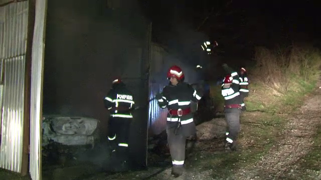 Din cauza unui scurtcircuit, un barbat din Tulcea a ramas fara masina si cu o parte din casa arsa. Marturiile vecinilor