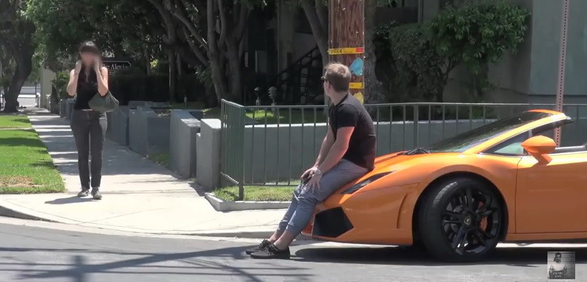 "Nu vrei sa ne plimbam cu Lamborghini?" Tanara din imagini nu se astepta la o asemenea continuare! VIDEO