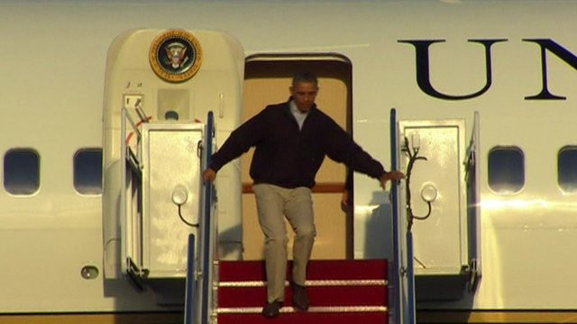 Barack Obama, la un pas sa cada pe scari la coborarea din Air Force One. Cum s-a impiedicat. VIDEO