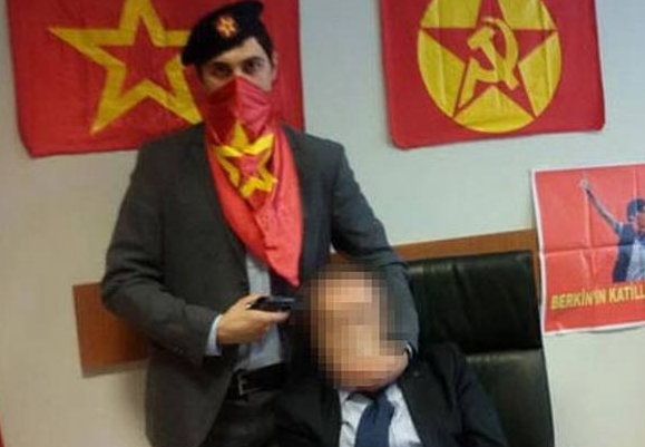 Turcia a blocat accesul la Twitter, YouTube, Facebook dupa postarea de imagini cu procurorul ostatic