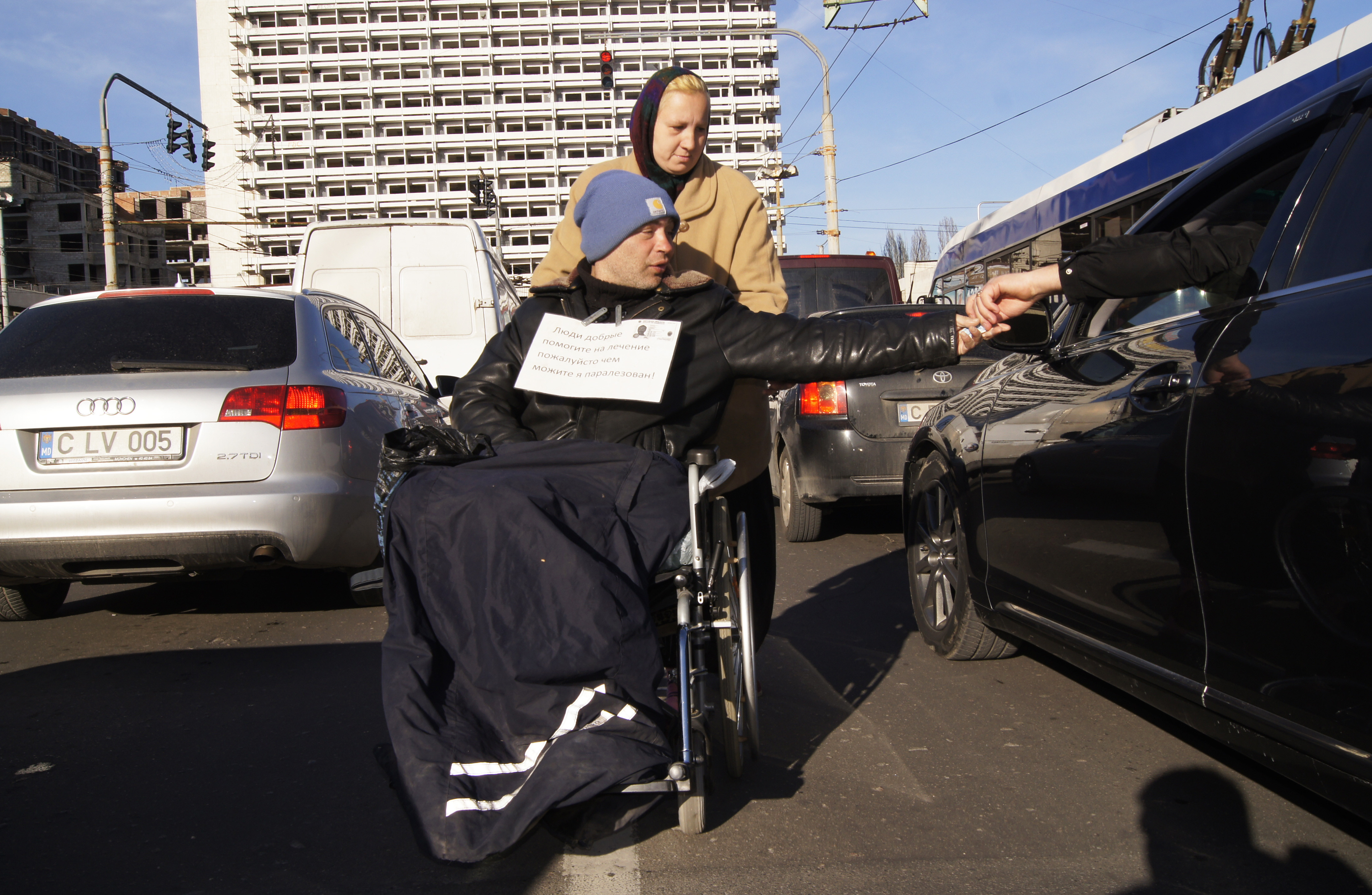 Reportaj Timpul despre un cuplu de cersetori din Chisinau. Castiga si 450 de lei pe zi si au conturi bancare