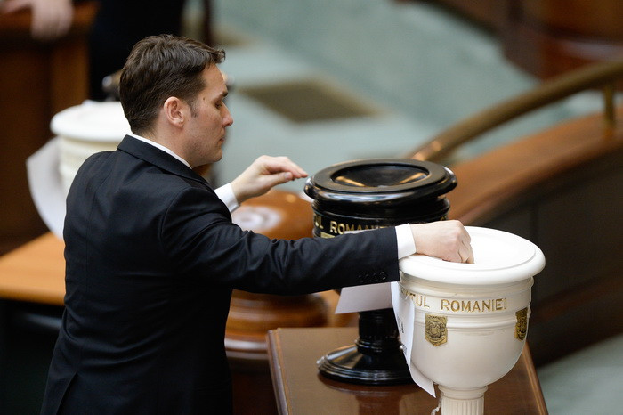 Curtea Constitutionala: Senatul este obligat sa redacteze decizia in cazul Sova. In caz contrar, procedura nu este finalizata