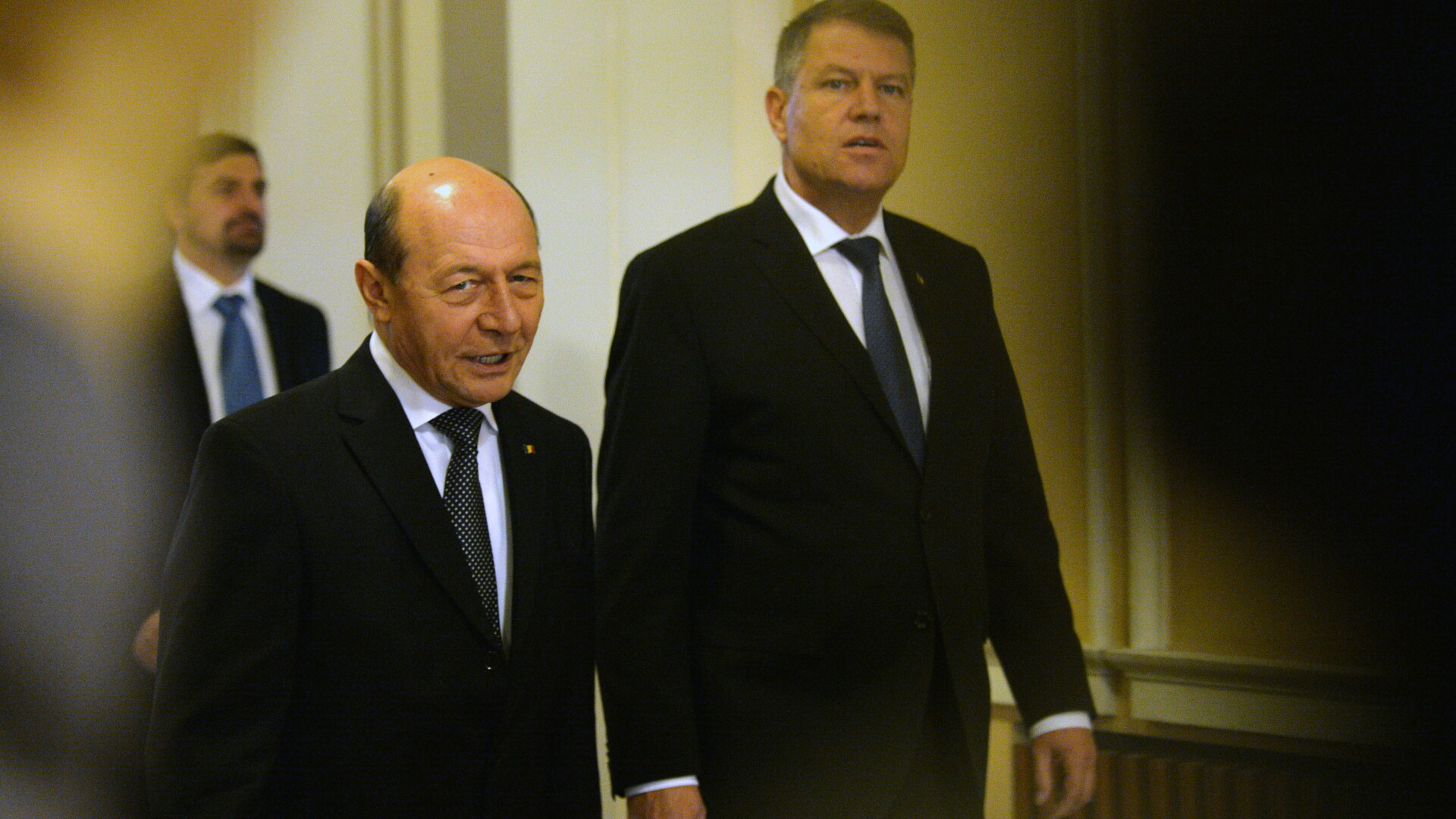 Reactia lui Traian Basescu, dupa ce a fost ironizat de presedinte: "Zi Iohannis, care din noi doi este mai...postac?"